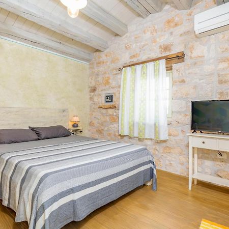 Awesome Apartment In Zminj ภายนอก รูปภาพ